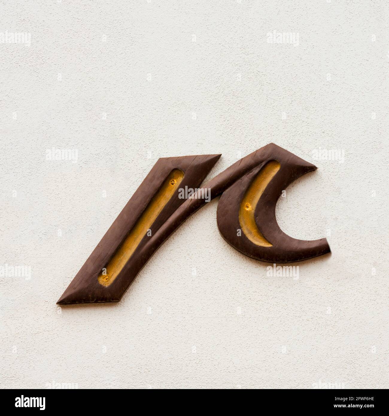 Brown script lowercase r with gold trim lines Stock Photo