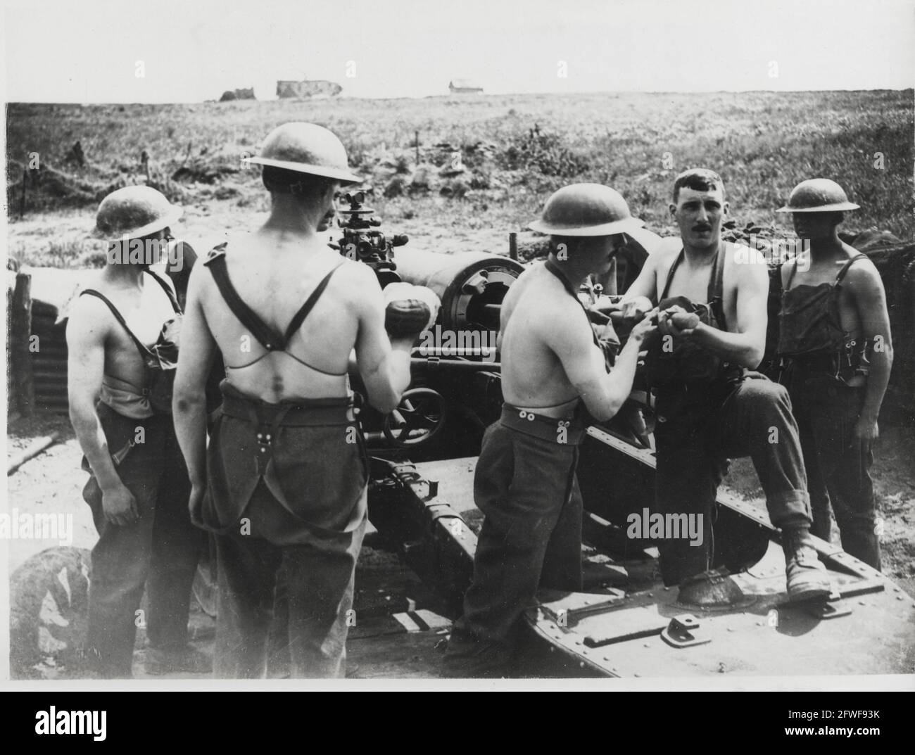 World War One, WWI, Western Front - Gunners of a 6' howitzer battery working in the heat, France Stock Photo