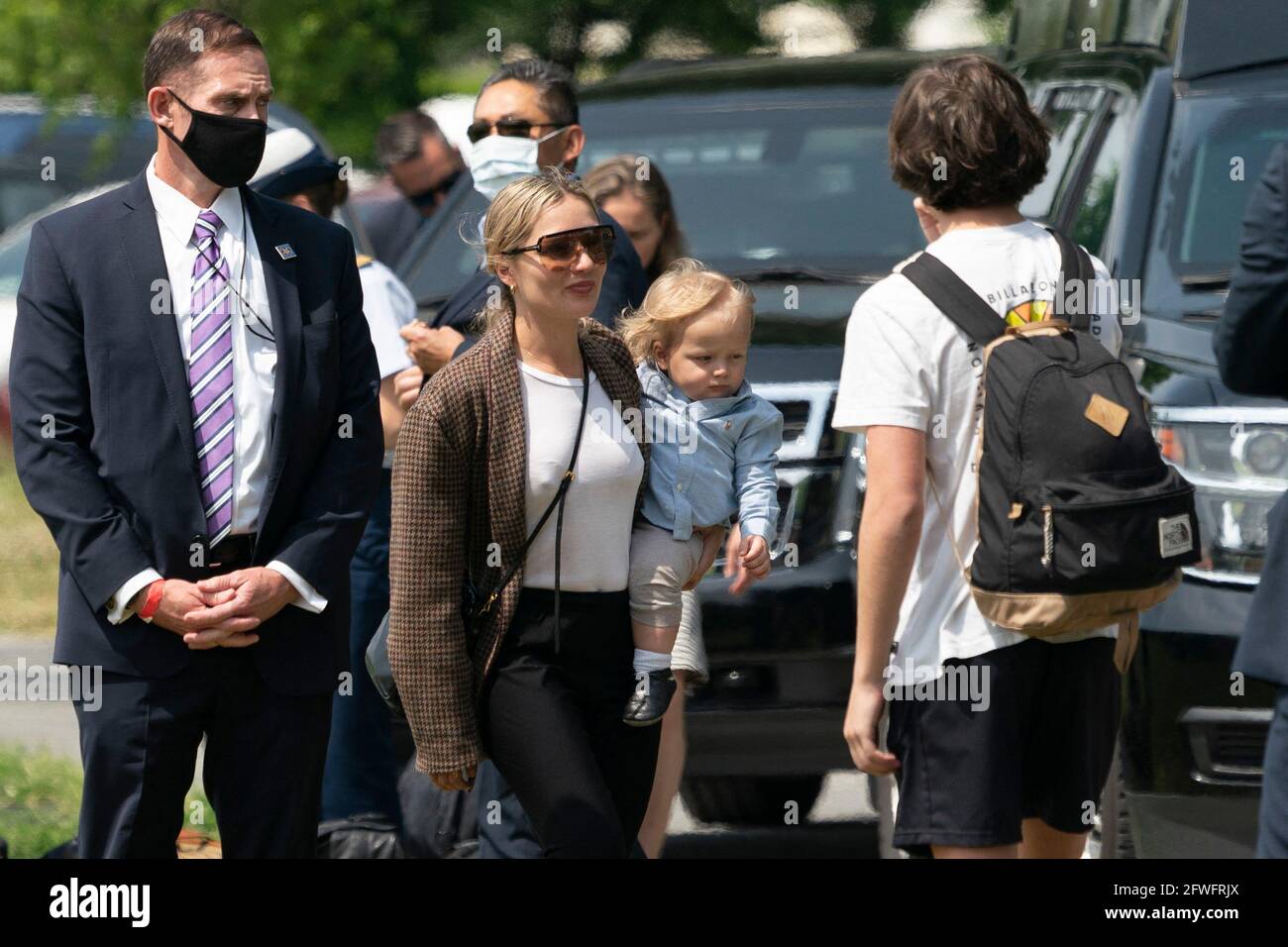Melissa Cohen and baby Beau Biden depart the White House, headed to Camp  David from the Ellipse in Washington, ​DC, May 22, 2021 Credit: Chris  Kleponis / Pool via CNP Stock Photo - Alamy