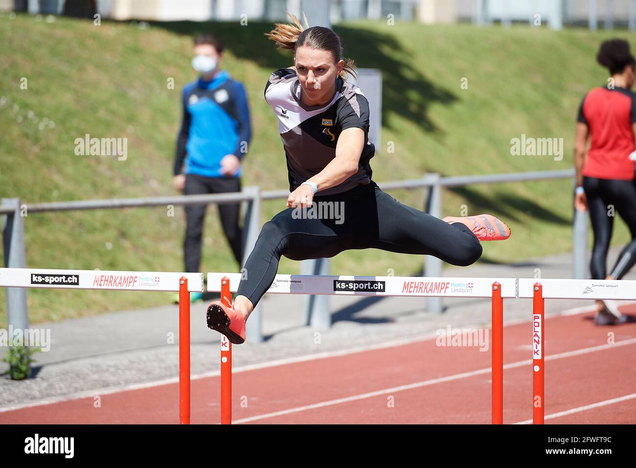 Landquart, Schweiz. 22. Mai 2021. Lydia Boll bei der Vorbereitung zu den 100m Hürden am Leichtathletik Siebenkampf Meeting 2021 in Landquart. Stock Photo