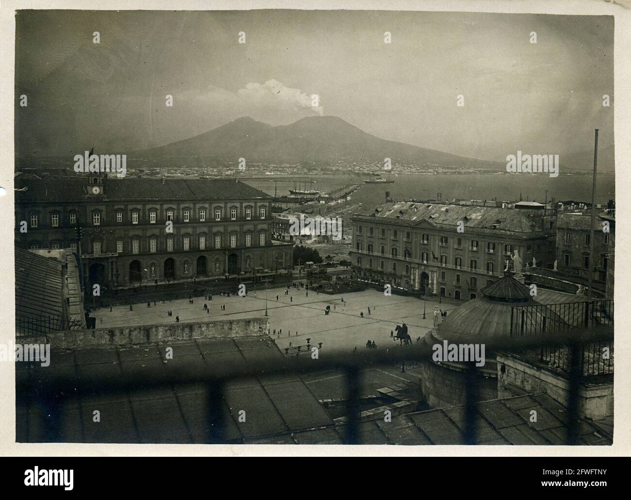 1944, NAPLES, ITALY: The eruption of MOUNT VESUVIUS, from 18 to 24 march, during the occupation of U.S. Force. Photo taken by Plebiscito square Stock Photo