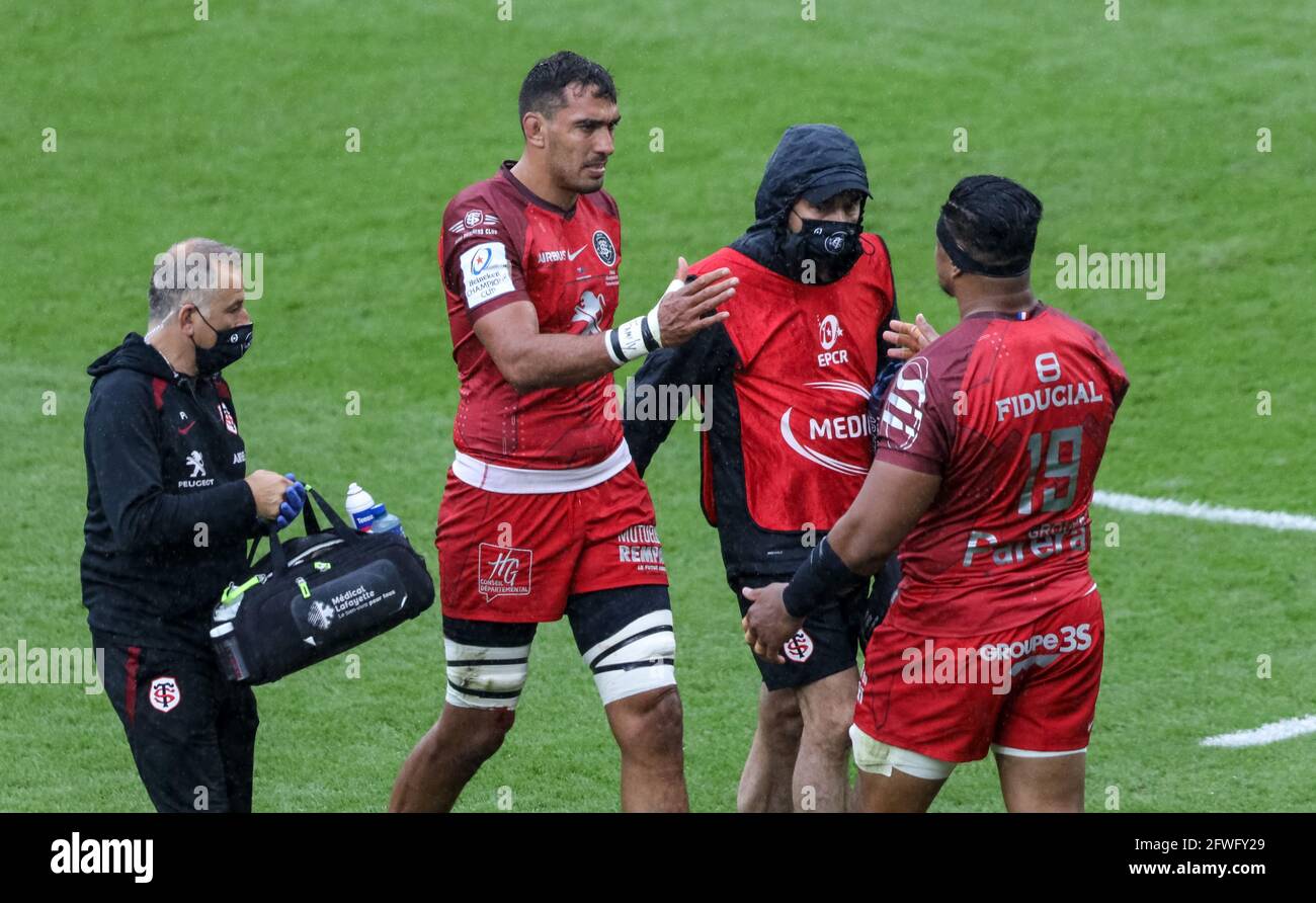 London England 22nd May 21 Rugby Union Heineken Champions Cup Final La Rochelle V Toulouse Twickenham 21 22 05 21 Richie Arnold Of Toulouse Is Replaced By Joe Tekori Of Toulouse As He Goes