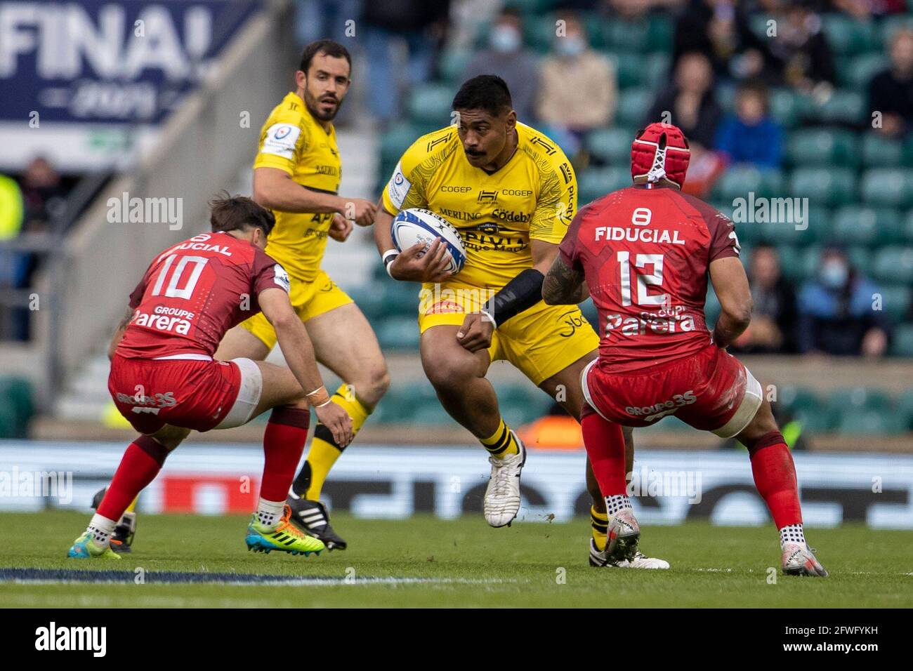 Twickenham London Uk 22nd May 21 European Rugby Champions Cup Final La Rochelle Versus Toulouse Will Skelton Of La Rochelle Powers Towards Romain Ntamack And Pita Ahki Of Toulouse Credit Action Plus