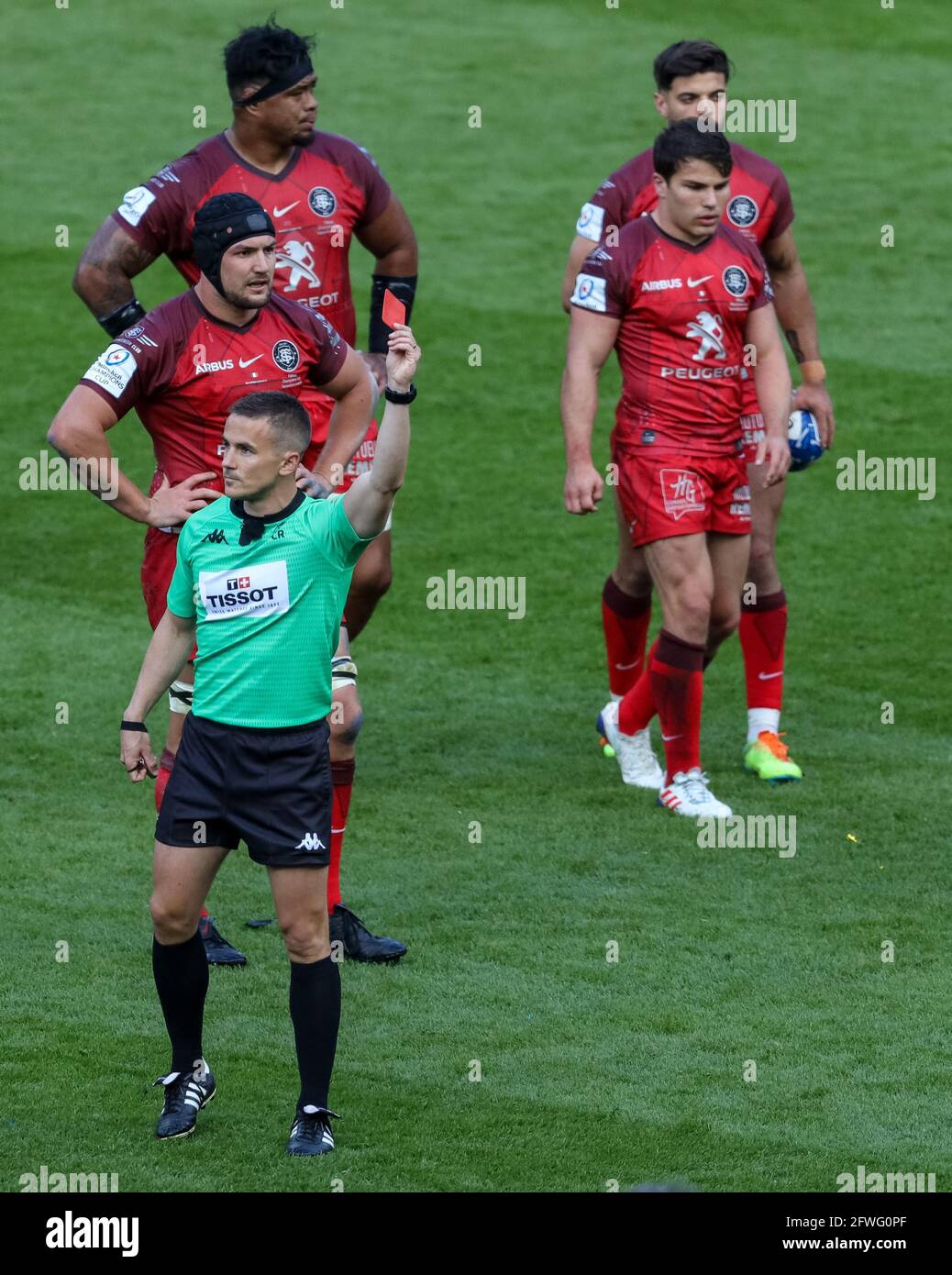 London, England, 22nd May 2021, Rugby Union, Heineken Champions Cup Final, La Rochelle v Toulouse, Twickenham, 2021, 22/05/2021  Referee Luke Pearce shows a red card to Levani Botia of La Rochelle (not in picture) Credit:Paul Harding/Alamy Live News Stock Photo