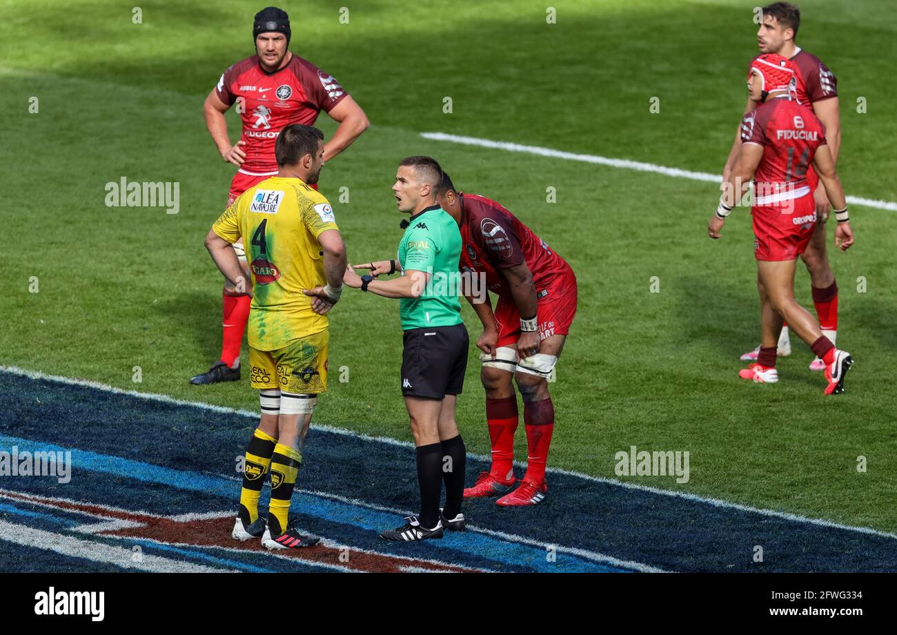 London England 22nd May 21 Rugby Union Heineken Champions Cup Final La Rochelle V Toulouse Twickenham 21 22 05 21 Referee Luke Pearce Talks To Captains Romain Sazy Of La Rochelle And Jerome Kaino London England 22nd May 21 Rugby Union Heineken Champions Cup Final La Rochelle V Toulouse Twickenham 21 22 05 21 Referee Luke Pearce Talks To Captains Romain Sazy Of La Rochelle And Jerome Kaino