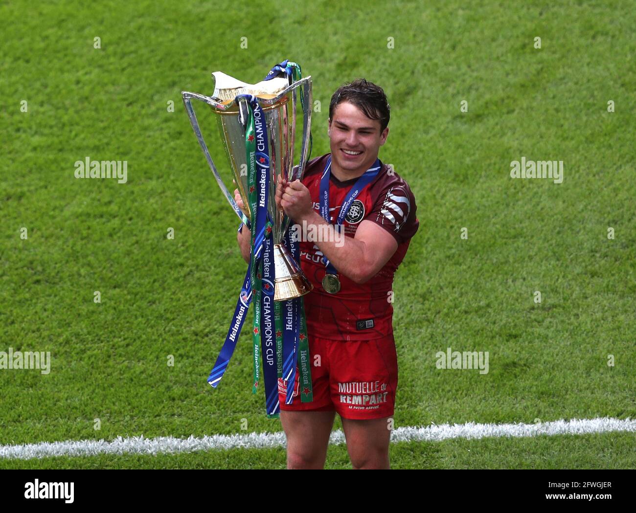Toulouse S Antoine Dupont Lifts The Trophy After The Final Whistle During The Heineken Champions Cup Final Match At Twickenham Stadium London Picture Date Saturday May 22 21 Stock Photo Alamy Toulouse S Antoine Dupont Lifts The Trophy After The Final Whistle During The Heineken Champions Cup Final Match At Twickenham Stadium London Picture Date Saturday May 22 21 Stock Photo Alamy