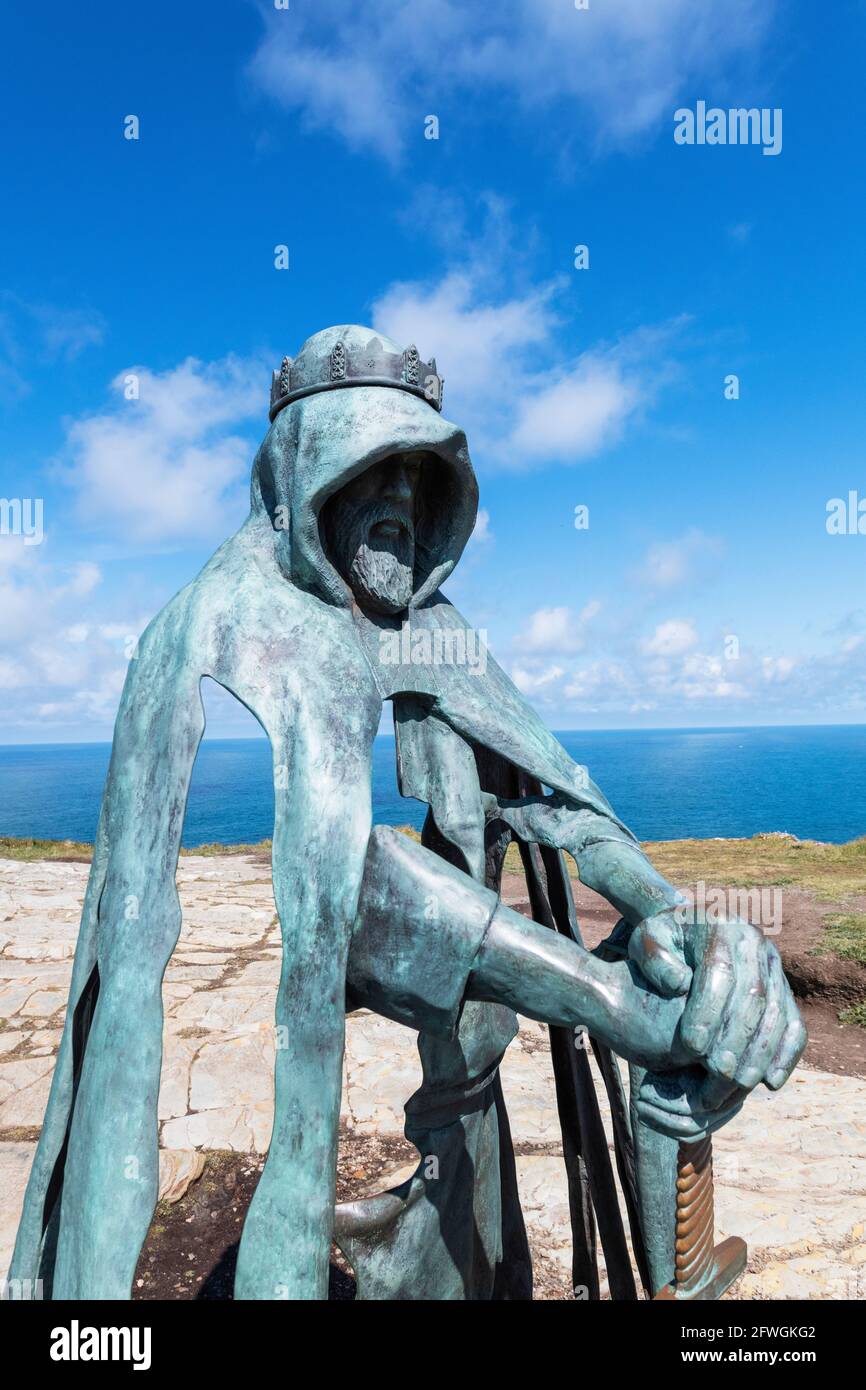 Statue of King Arthur, Gallos, Tintagel Cornwall Stock Photo Alamy