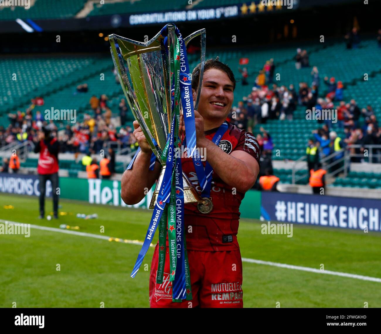 London Uk 22nd May 21 Twickenham England May 22 Antoine Dupont Of Toulouse With Trophy After During Heineken Champions Cup Final Match Between La Rochelle And Toulouse At Twickenham Stadium On London Uk 22nd May 21 Twickenham England May 22 Antoine Dupont Of Toulouse With Trophy After During Heineken Champions Cup Final Match Between La Rochelle And Toulouse At Twickenham Stadium On