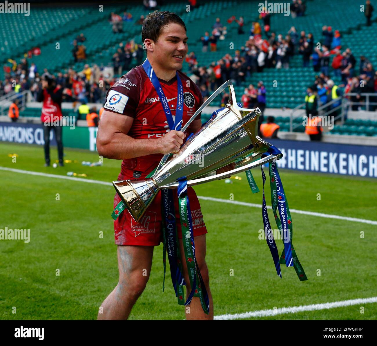 London Uk 22nd May 21 Twickenham England May 22 Antoine Dupont Of Toulouse With Trophy After During Heineken Champions Cup Final Match Between La Rochelle And Toulouse At Twickenham Stadium On London Uk 22nd May 21 Twickenham England May 22 Antoine Dupont Of Toulouse With Trophy After During Heineken Champions Cup Final Match Between La Rochelle And Toulouse At Twickenham Stadium On