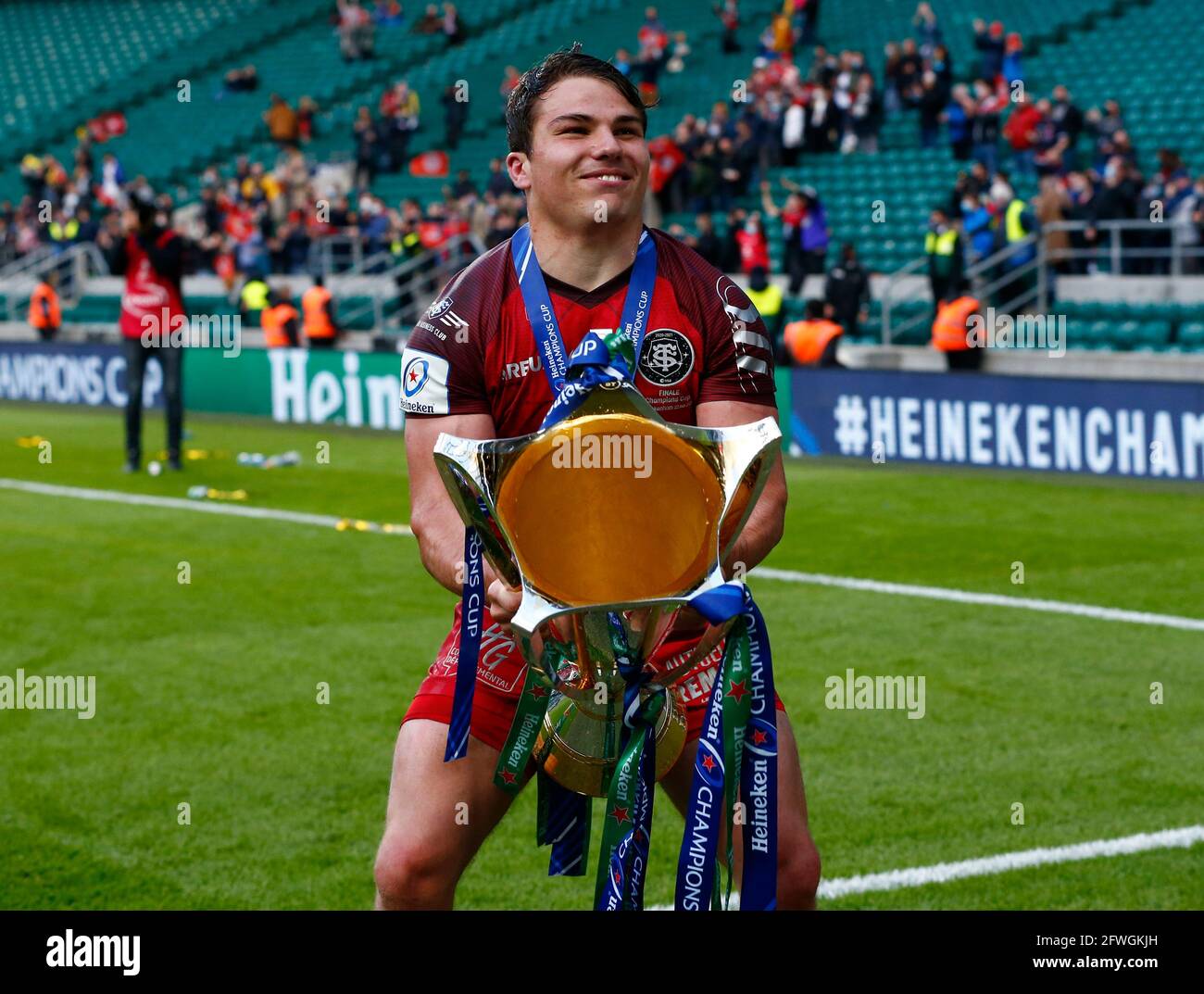London Uk 22nd May 21 Twickenham England May 22 Antoine Dupont Of Toulouse With Trophy After During Heineken Champions Cup Final Match Between La Rochelle And Toulouse At Twickenham Stadium On London Uk 22nd May 21 Twickenham England May 22 Antoine Dupont Of Toulouse With Trophy After During Heineken Champions Cup Final Match Between La Rochelle And Toulouse At Twickenham Stadium On