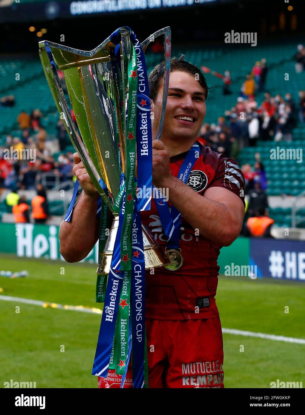 London Uk 22nd May 21 Twickenham England May 22 Antoine Dupont Of Toulouse With Trophy After During Heineken Champions Cup Final Match Between La Rochelle And Toulouse At Twickenham Stadium On London Uk 22nd May 21 Twickenham England May 22 Antoine Dupont Of Toulouse With Trophy After During Heineken Champions Cup Final Match Between La Rochelle And Toulouse At Twickenham Stadium On