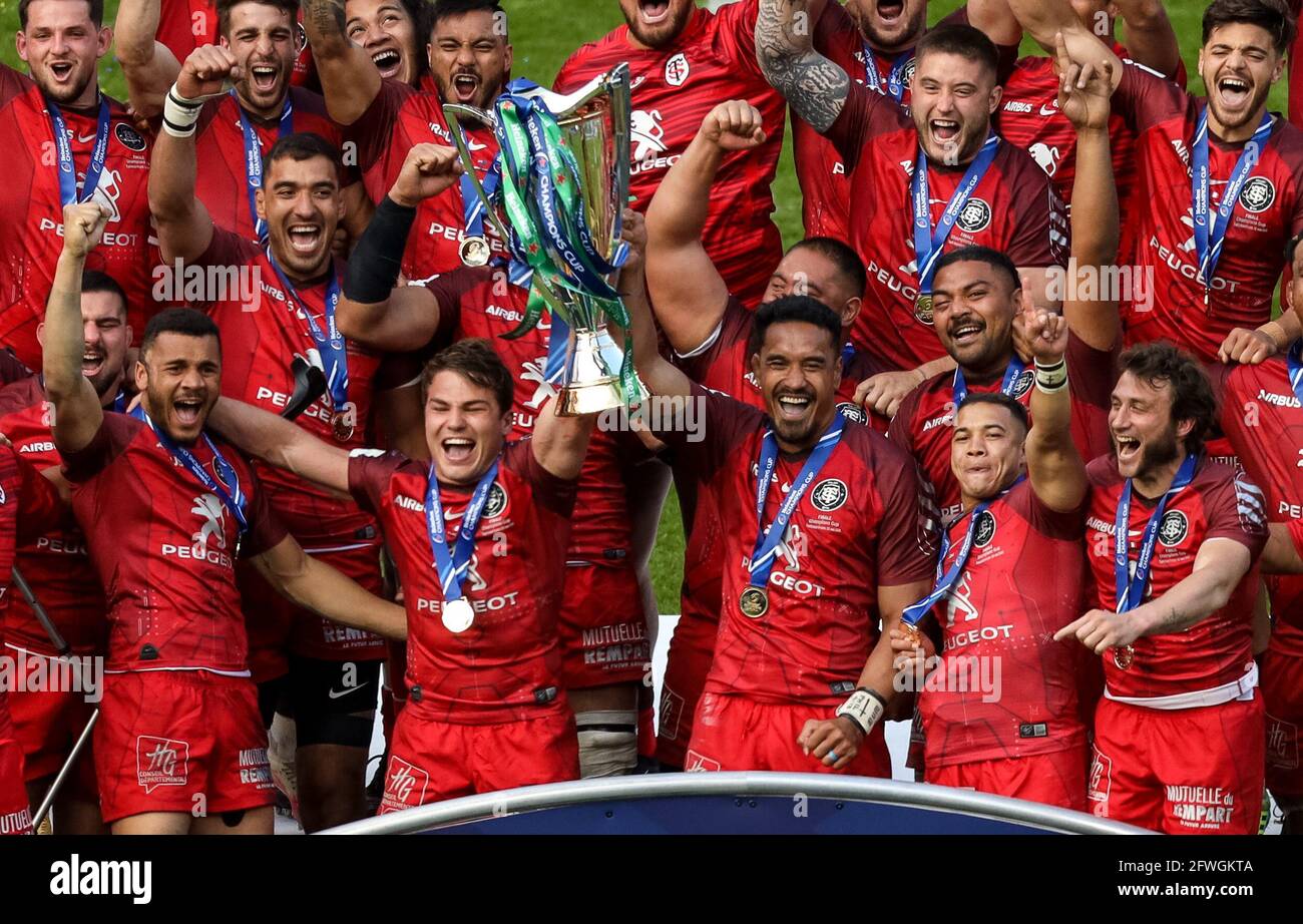 London, England, 22nd May 2021, Rugby Union, Heineken Champions Cup Final, La Rochelle v Toulouse, Twickenham, 2021, 22/05/2021 Antoine Dupont of Toulouse and teammates celebrate with the trophy after winning the final