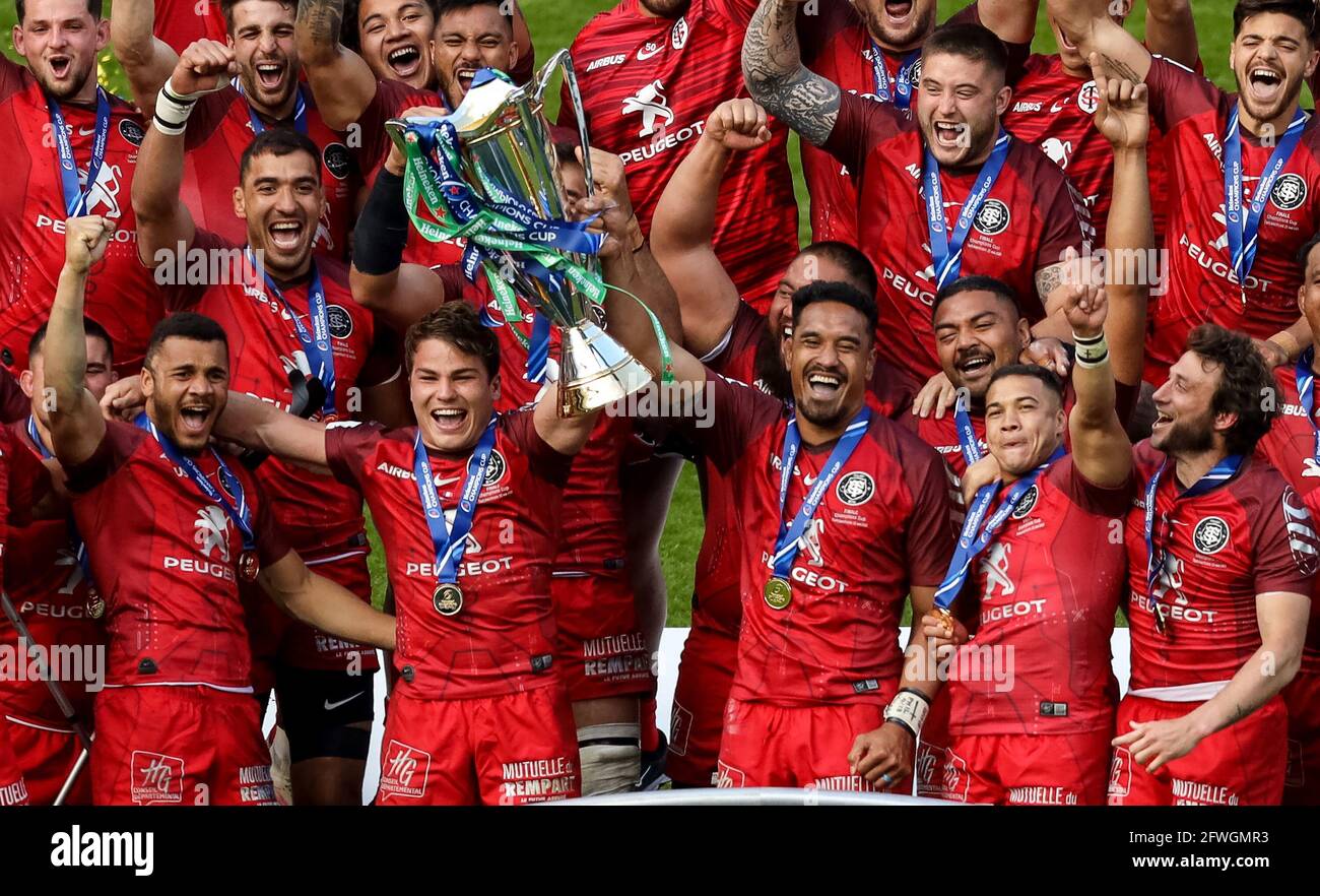 London England 22nd May 21 Rugby Union Heineken Champions Cup Final La Rochelle V Toulouse Twickenham 21 22 05 21 Antoine Dupont Of Toulouse And Teammates Celebrate With The Trophy After Winning The Final London England 22nd May 21 Rugby Union Heineken Champions Cup Final La Rochelle V Toulouse Twickenham 21 22 05 21 Antoine Dupont Of Toulouse And Teammates Celebrate With The Trophy After Winning The Final