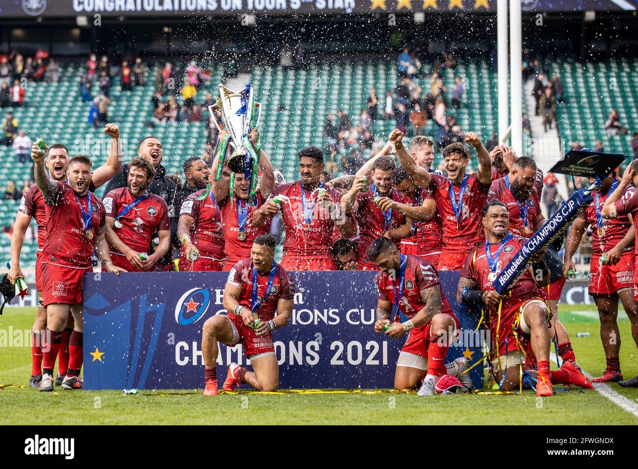 Twickenham London Uk 22nd May 21 European Rugby Champions Cup Final La Rochelle Versus Toulouse Antoine Dupont Of Toulouse Lifts The Winners Trophy After They Won The Game By A Score Of