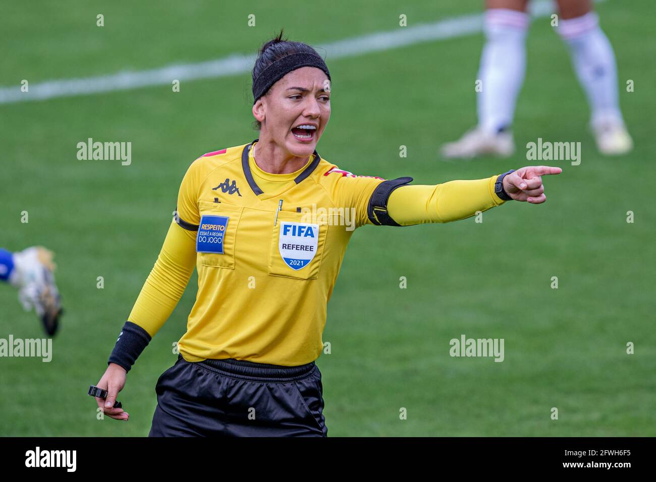 Cotia, Brazil. 22nd May, 2021. The referee Daiane Caroline Muniz in the match between São Paulo X Napoli, valid for the 9th round of the Brazilian Series A1 Championship of 2021 for Women, held at CT Marcelo Portugal Gouveia, of São Paulo Futebol Clube, in the city of Cotia, this Saturday afternoon (22 ). Credit: Van Campos/FotoArena/Alamy Live News Stock Photo