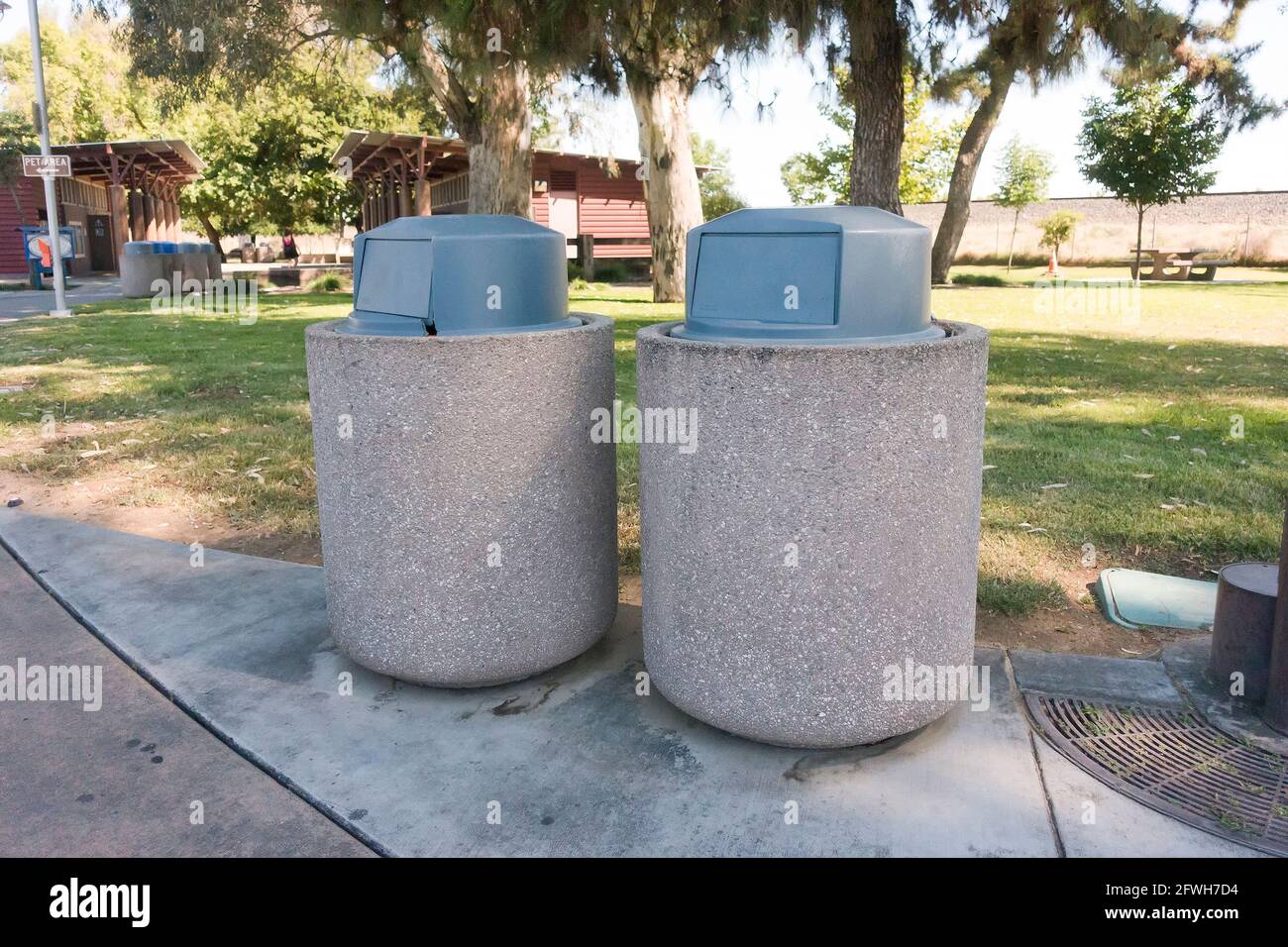 Rubbish bin hires stock photography and images Alamy
