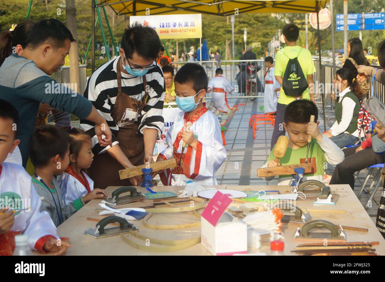 Shenzhen, China: Children's activities of inheriting traditional tea culture Stock Photo