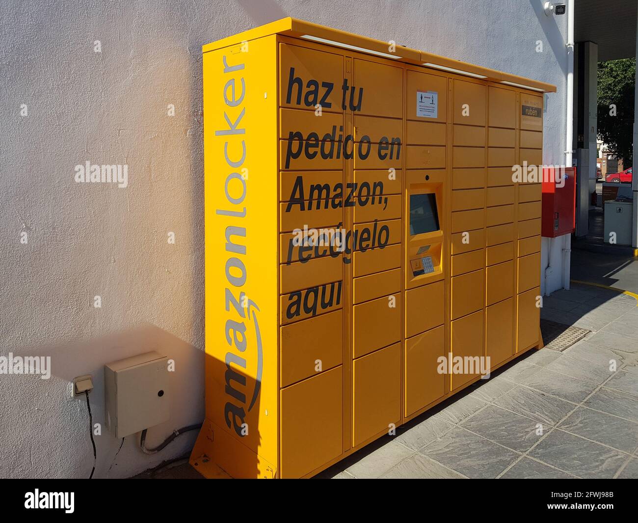 GRANADA, ANDALUCIA, SPAIN. MAY, 20TH, 2021 Amazon locker orange package  delivery installed at a gas station Stock Photo - Alamy