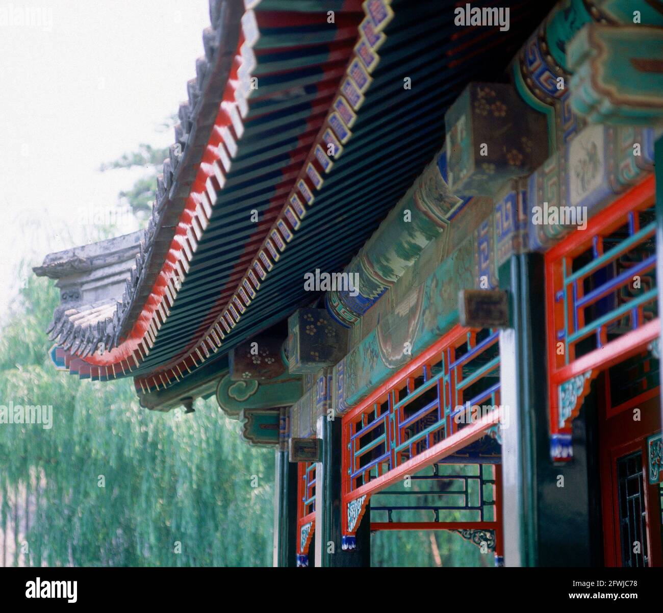 PABELLON-DETALLE DE ALERO Y LACADO-DINASTIA QUING. Location: SOMMERPALAIS. Peking. China. Stock Photo