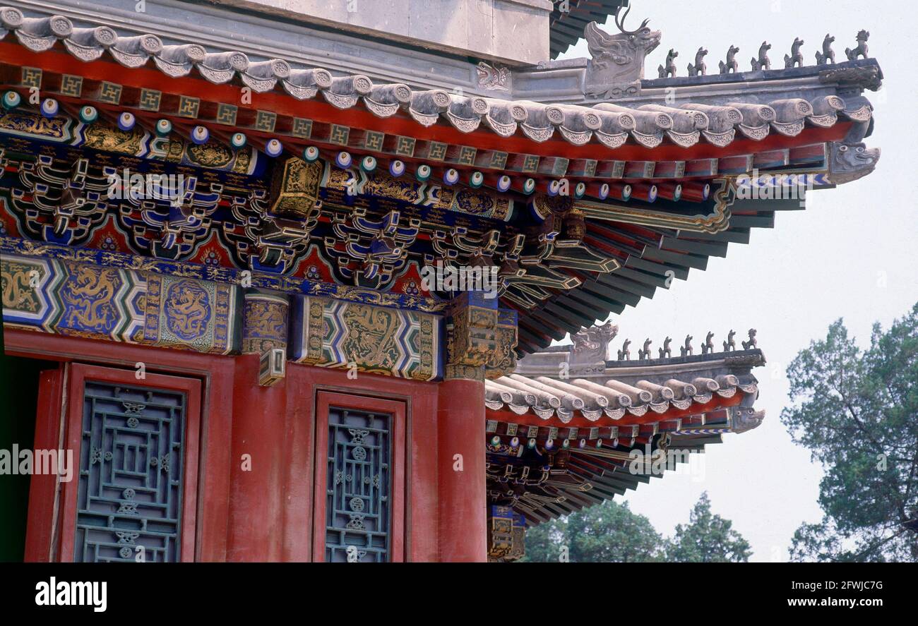 PABELLON DE LA OPERA-DETALLE DE ALERONES-DINASTIA QUING. Location: SOMMERPALAIS. Peking. China. Stock Photo