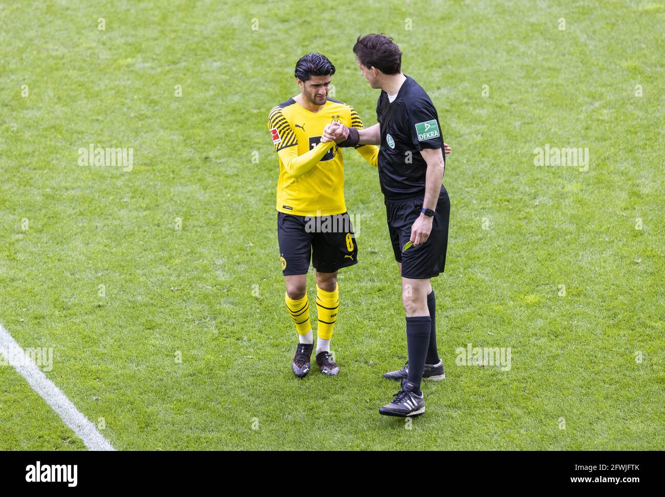 Mahmoud Dahoud (BVB) geht verletzt vom Platz - Schiedsrichter Manuel Gräfe  Borussia Dortmund - Bayer Leverkusen  22.05.2021, Fussball, 1. Bundesliga, Stock Photo
