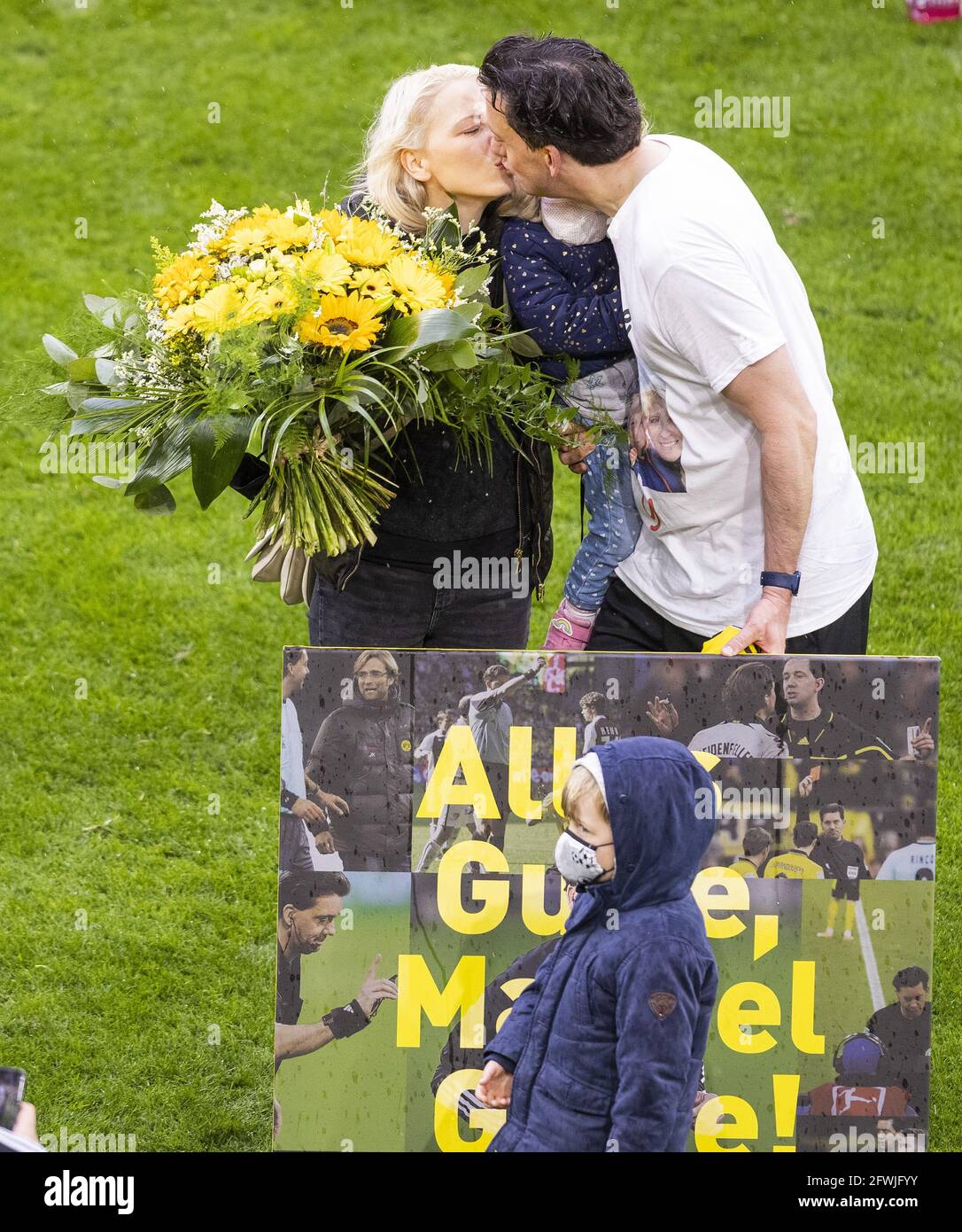Schiedsrichter Manuel Gräfe  küsst seine Frau Borussia Dortmund - Bayer Leverkusen  22.05.2021, Fussball, 1. Bundesliga, Saison 2020/21  Foto: Moritz Stock Photo