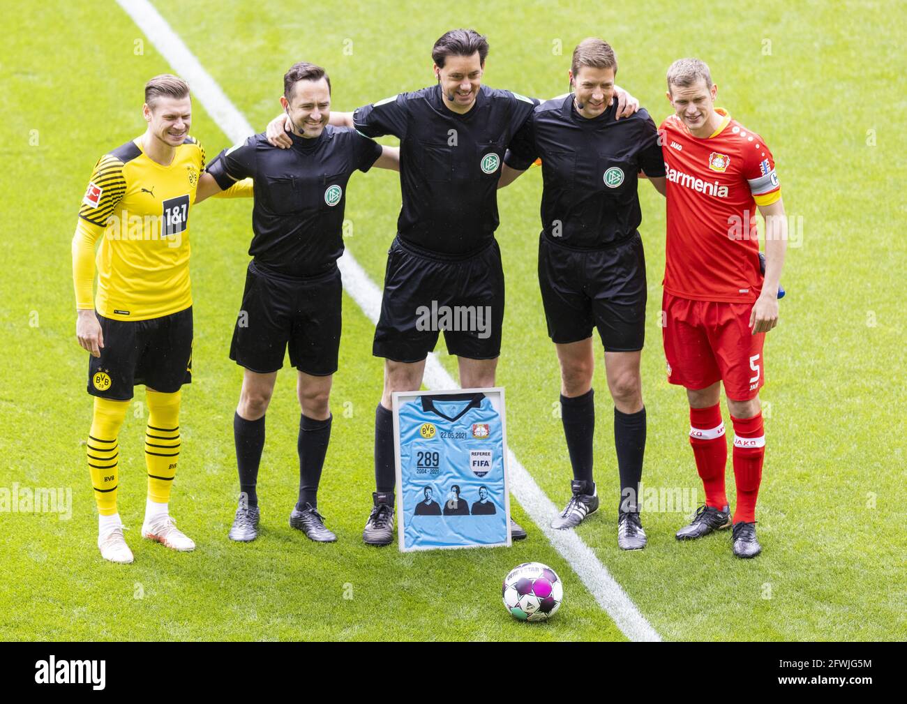 Abschiedsfoto Schiedsrichter Manuel Gräfe  mit Assistenten Assistent Markus Sinn, Assistent Guido Kleve, Lukas Piszczek (BVB) und Sven Bender (Leverku Stock Photo