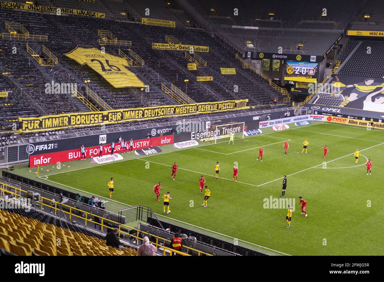 Riesiges Trikot von Lukas Piszczek (BVB) im Fanblock auf der Südtribüne Borussia Dortmund - Bayer Leverkusen  22.05.2021, Fussball, 1. Bundesliga, Sai Stock Photo