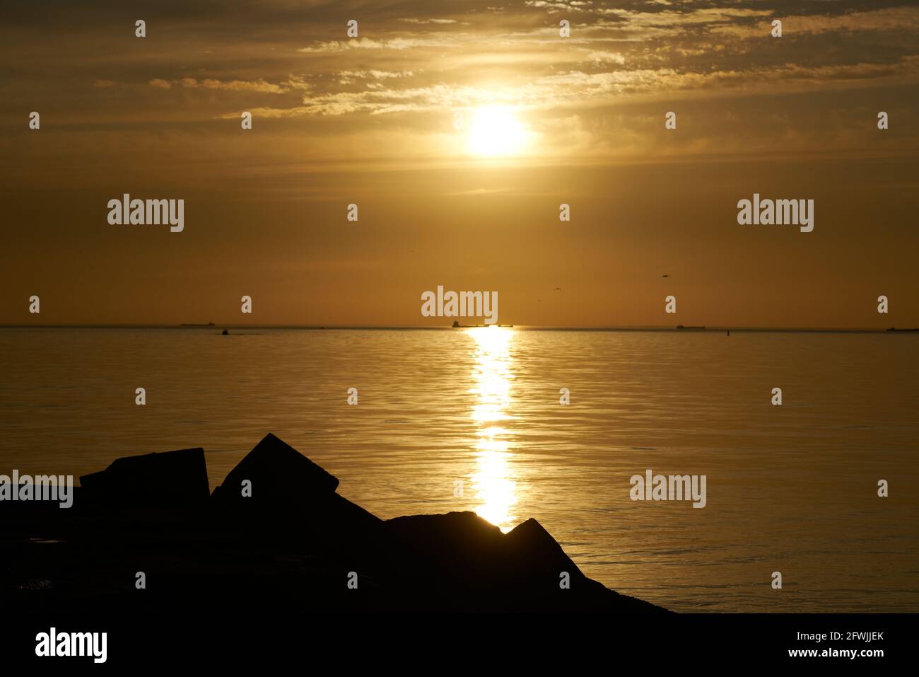 Rising sun sea hi-res stock photography and images - Alamy