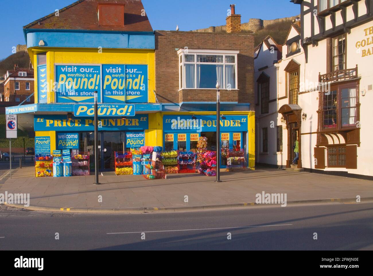 pound shop in scarborough yorkshire Stock Photo Alamy