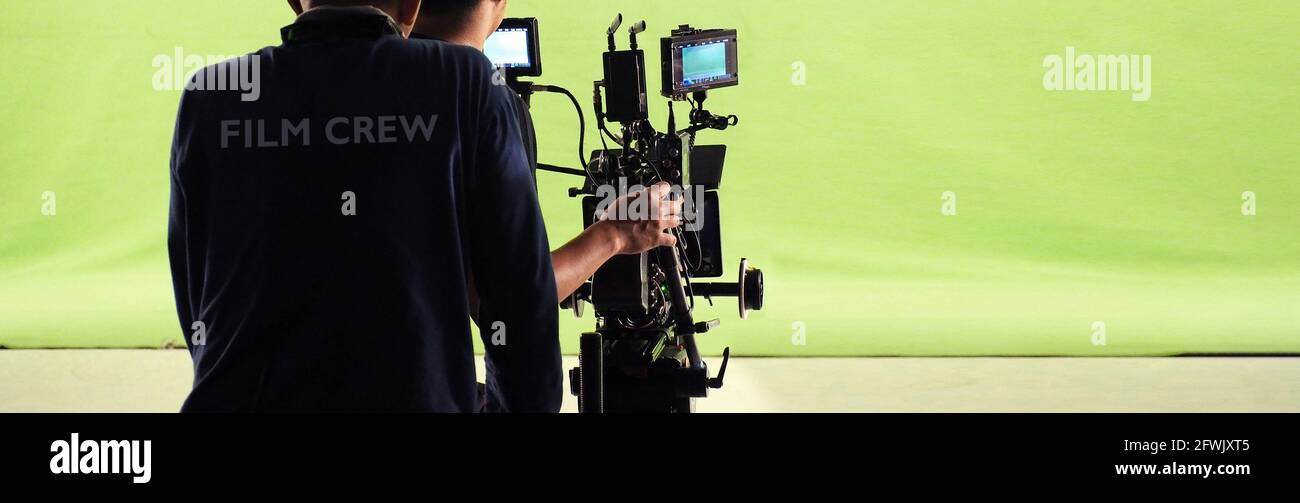 bevolking enkel Knorrig Film Production. Back of videoographer and film crew team with 4k high  definetion online video camera and green screen background for make movie  shoot Stock Photo - Alamy