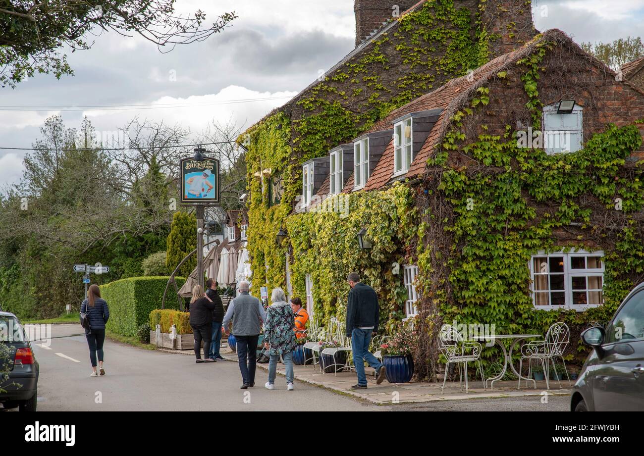 Hogpits Bottom, Flaunden, Hertfordshire, England, UK. 2021. Customers outside the Bricklayers Arms a 18th Century pub in the Hertsfordshire countrysid Stock Photo