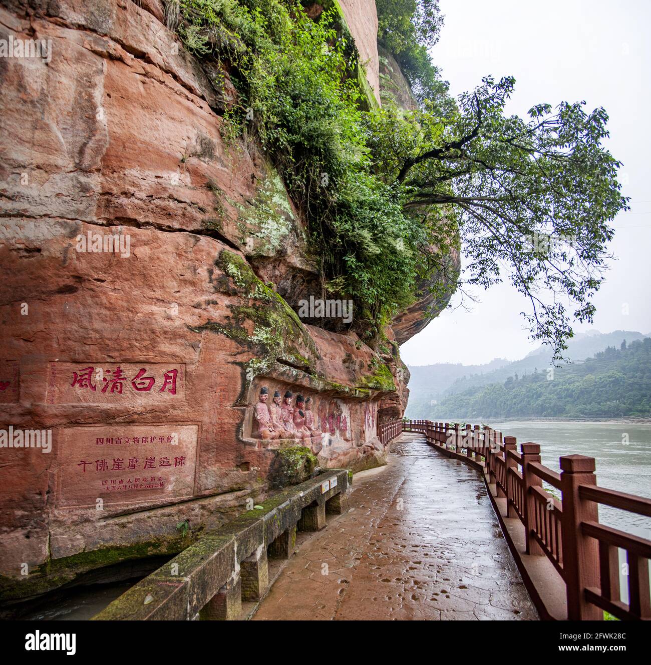 Sichuan leshan jiajiang thousand-buddha rock cliff stone carvings Stock Photo
