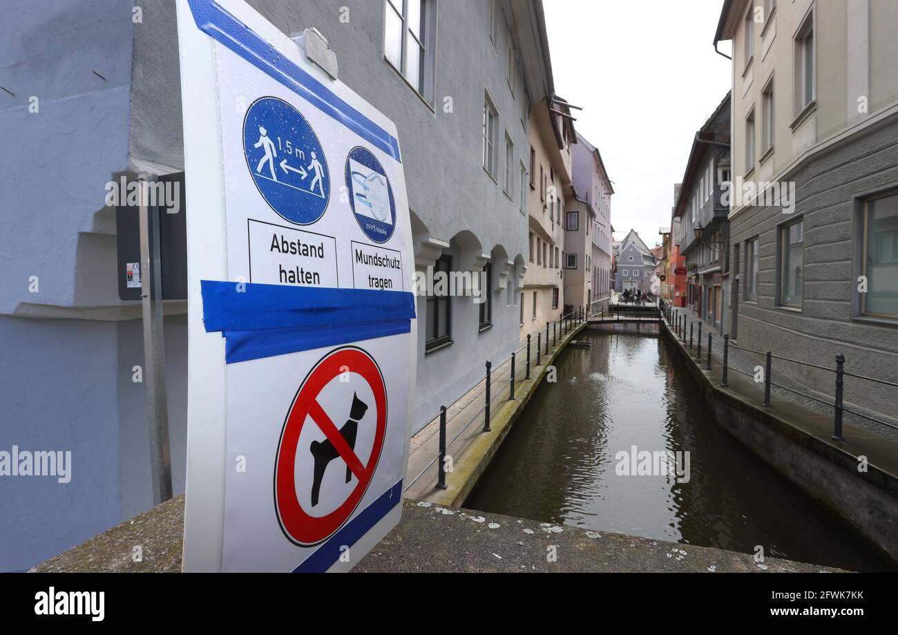 Memmingen, Germany. 23rd May, 2021. A sign at the city stream points out  that masks are mandatory and the distance rules. According to the Robert  Koch Institute (RKI), the city of Memmingen