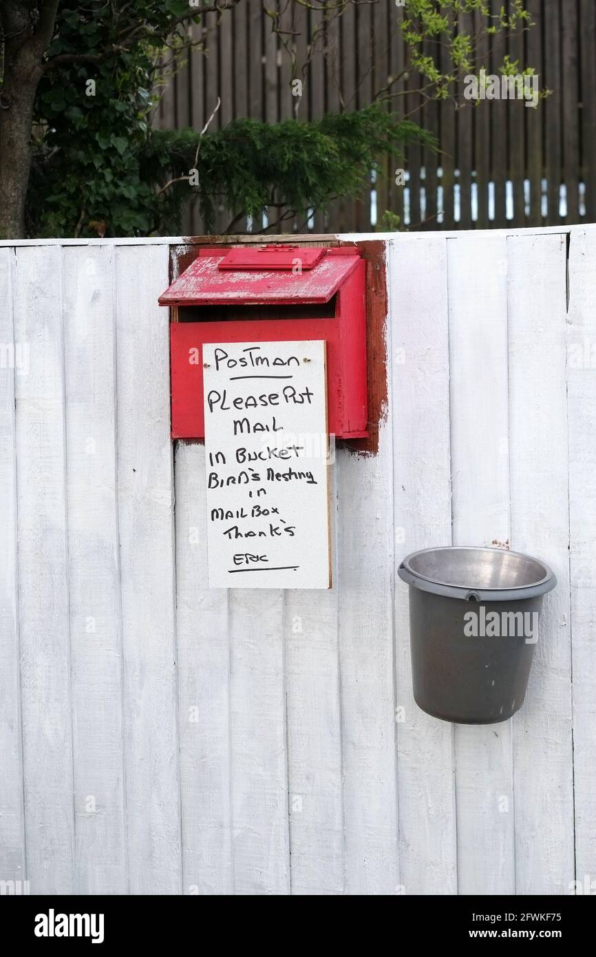 May 2021 - Note on a farm letter box stating there are bird's nesting inside. Stock Photo