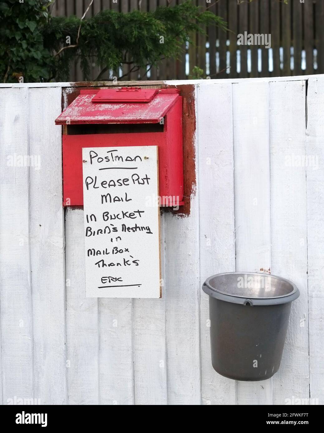 May 2021 - Note on a farm letter box stating there are bird's nesting inside. Stock Photo