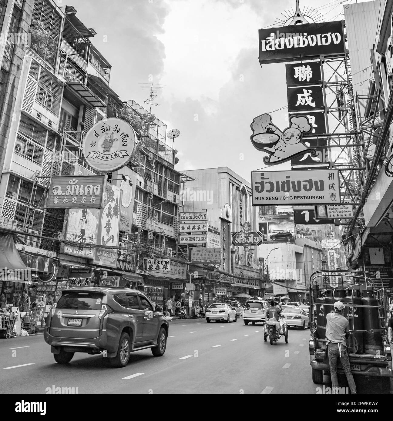 Bangkok Thailand 22. Mai 2018 Heavy traffic in China Town on Yaowarat Rd Road in Samphanthawong Bangkok Thailand black and white picture. Stock Photo