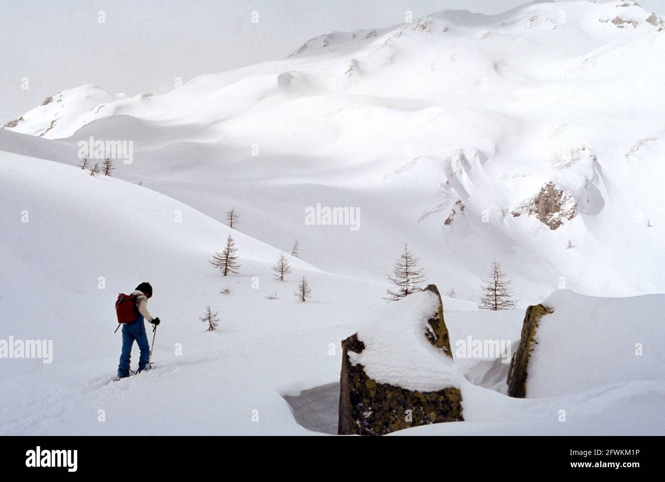 Salendo con gli sci verso il Col Serena in Val d'Aosta Stock Photo