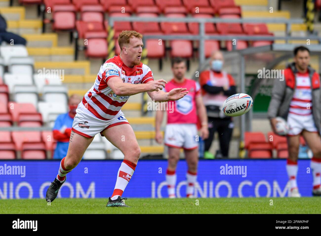 Jordan Thompson (12) of Leigh Centurions passes the ball Stock Photo