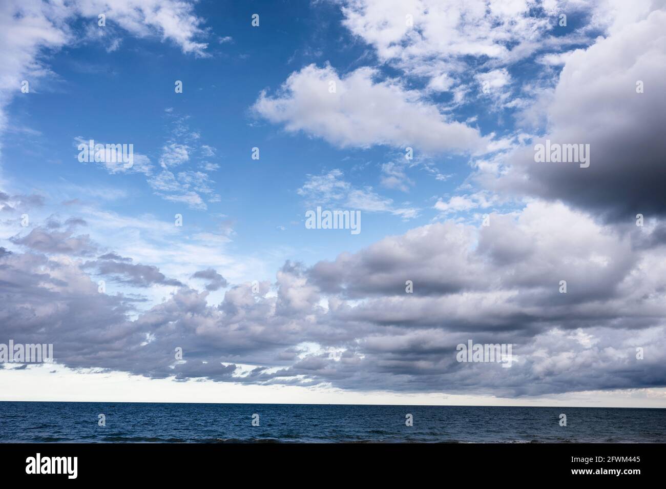 Cloudy sky over sea hi-res stock photography and images - Alamy