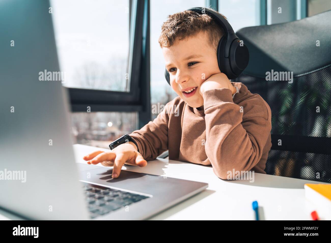 Boy laptop headphones hi-res stock photography and images - Alamy