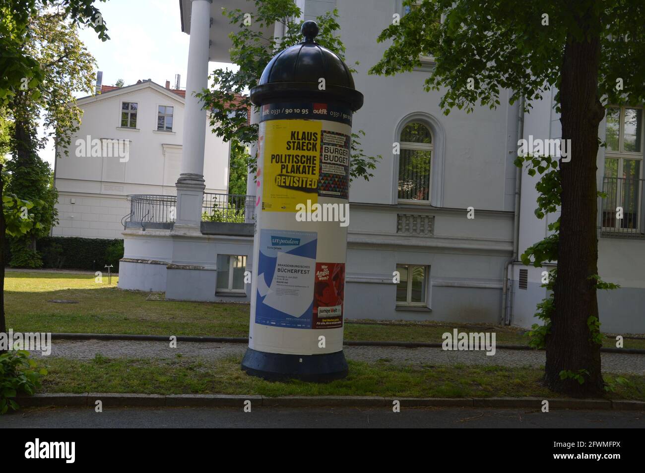 Advertising column hi-res stock photography and images - Alamy