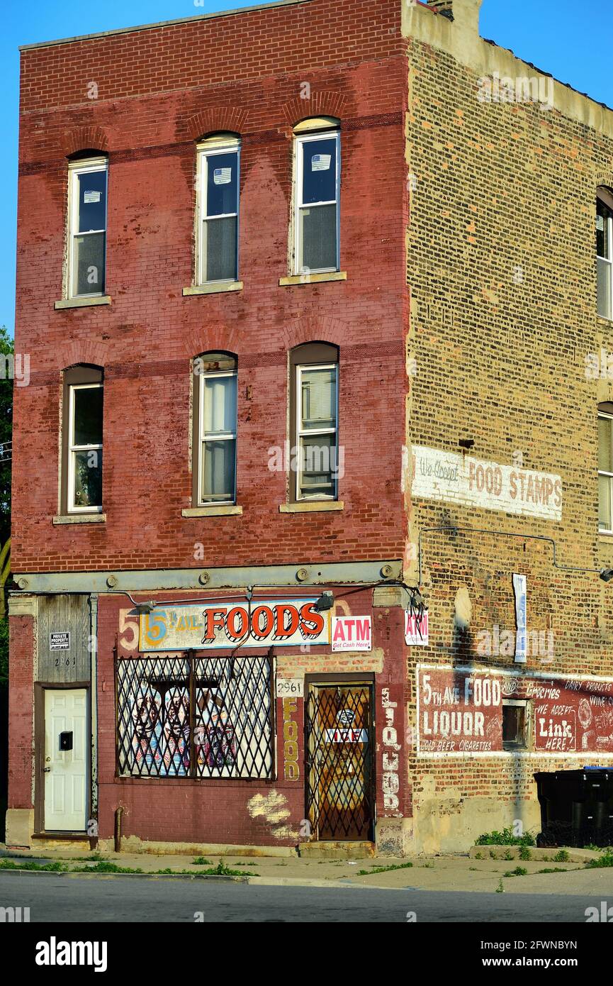 Chicago, Illinois, USA. A food store stands as an isolated island surrounded by vacant lots in a depressed neighborhood area on the city's West Side. Stock Photo