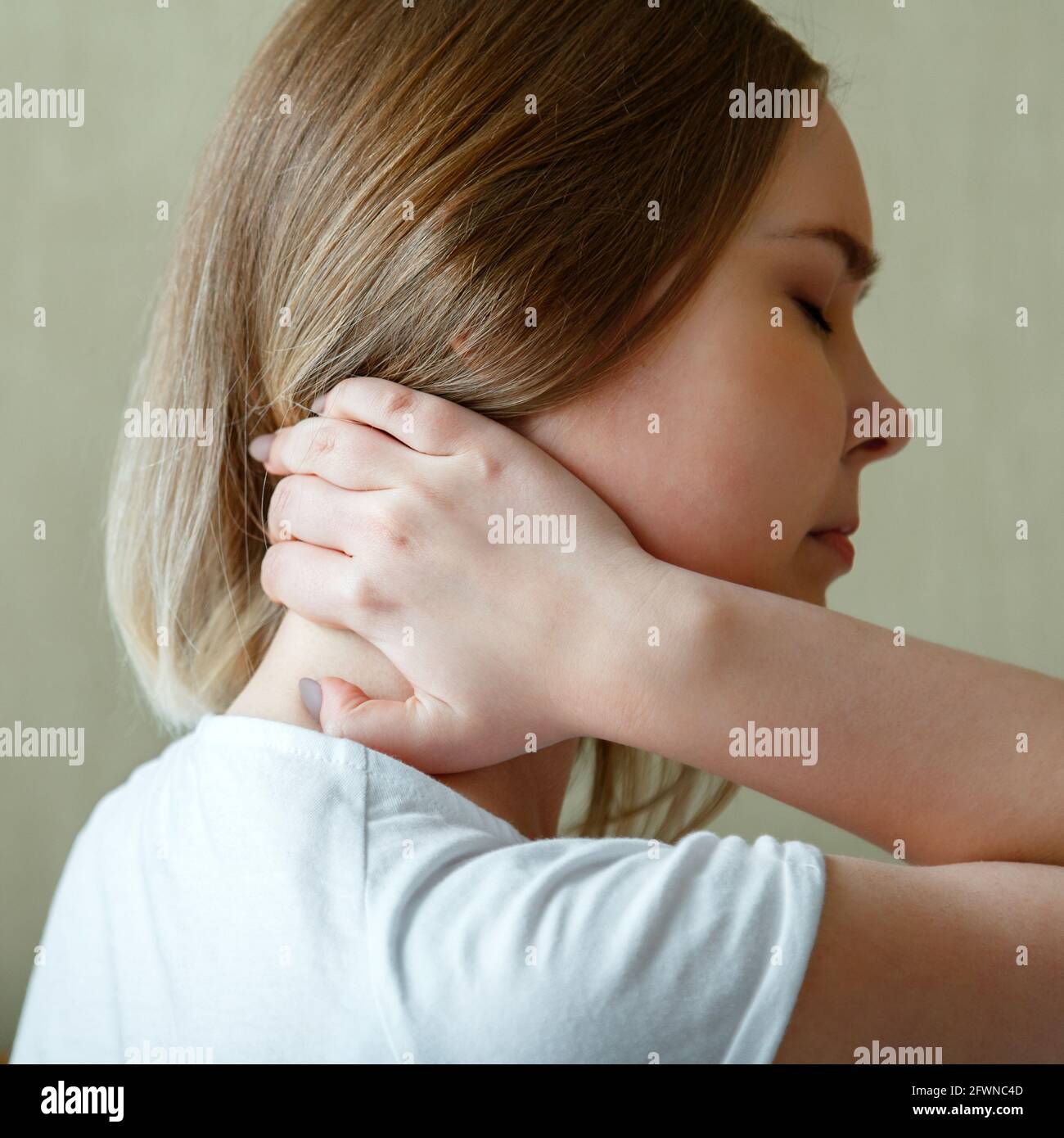 Woman having pain, muscle or chronic nerve pain in her back, sitting on  chair. Diseases of musculoskeletal system, spine, scoliosis, osteoporosis  Stock Photo - Alamy