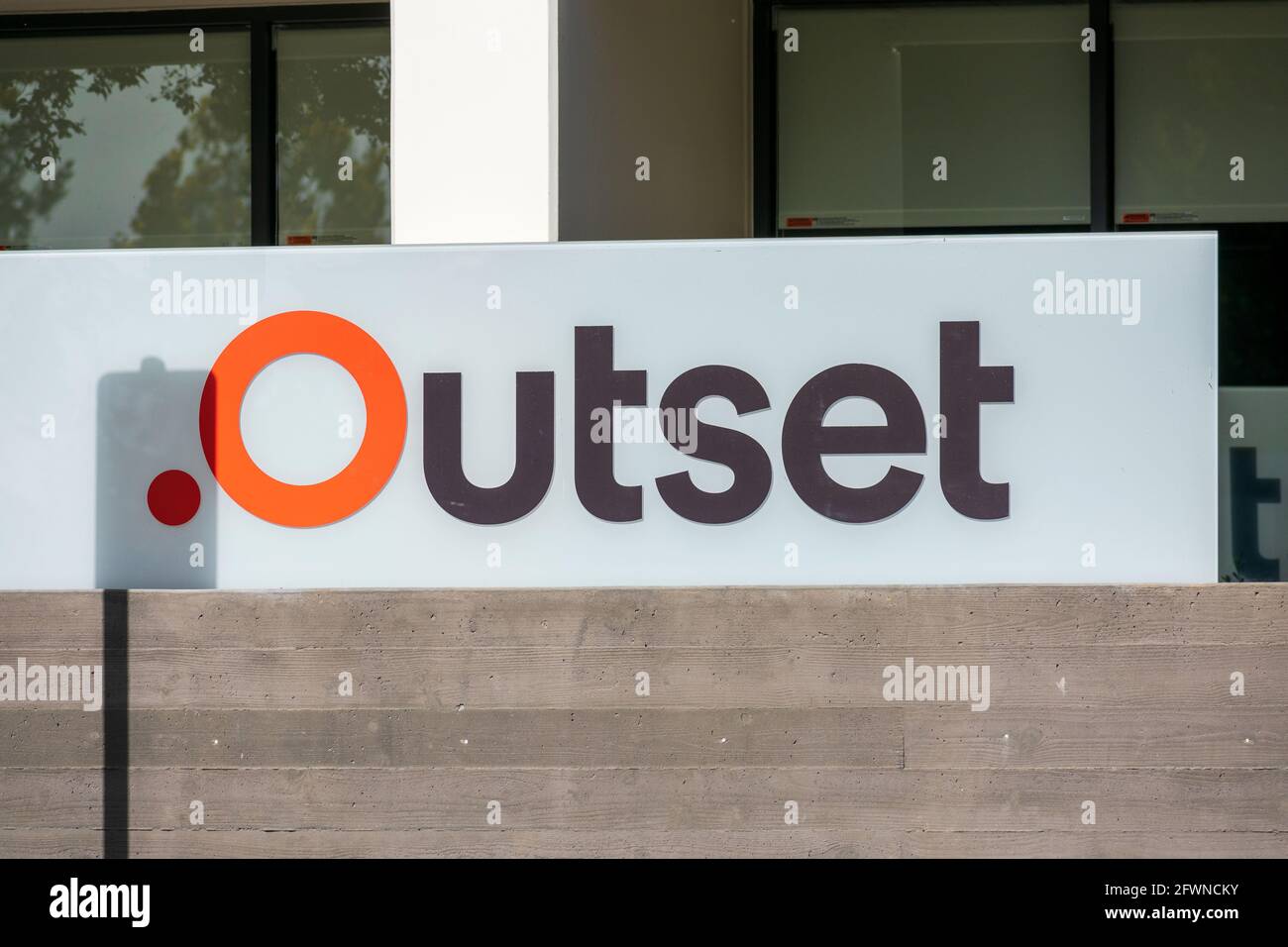 Outset sign logo on company headquarters. Outset Medical, Inc. develops a hemodialysis system for kidney patients - San Jose, California, USA - 2020 Stock Photo