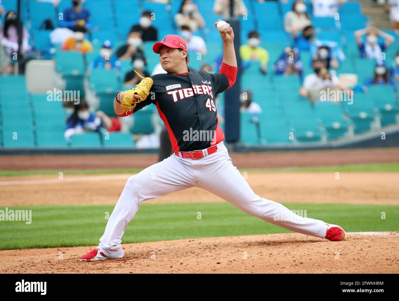 KIA Tigers Defeat Samsung Lions 5-1 to Take Lead in KBO Playoff Series