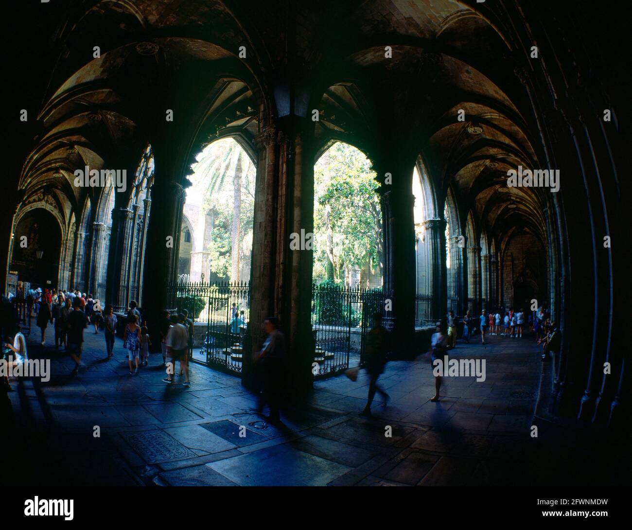 CLAUSTRO DE LA CATEDRAL DE BARCELONA CONSTRUIDO ENTRE 1350 Y 1448 ...