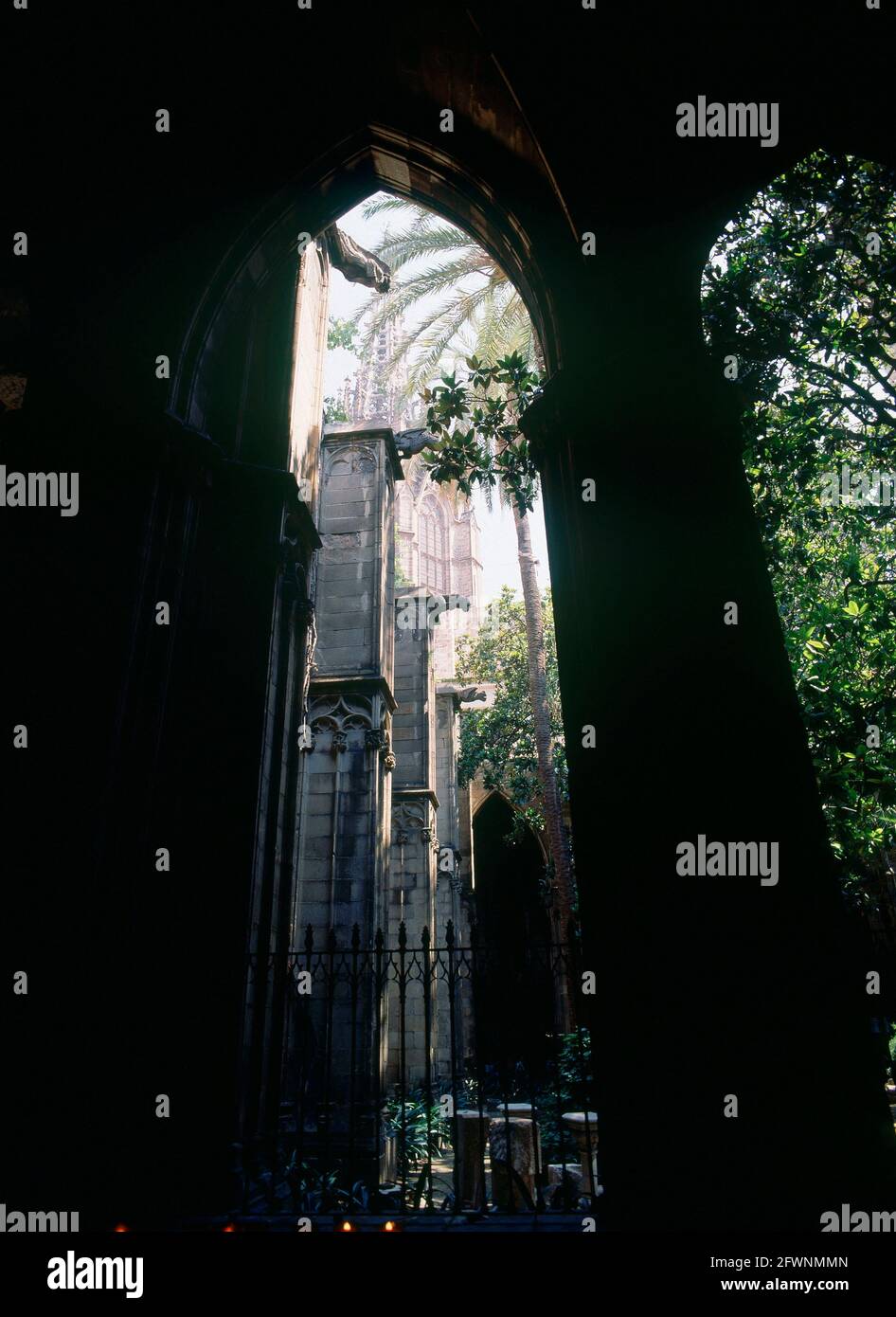 CLAUSTRO DE LA CATEDRAL DE BARCELONA CONSTRUIDO ENTRE 1350 Y 1448 ...