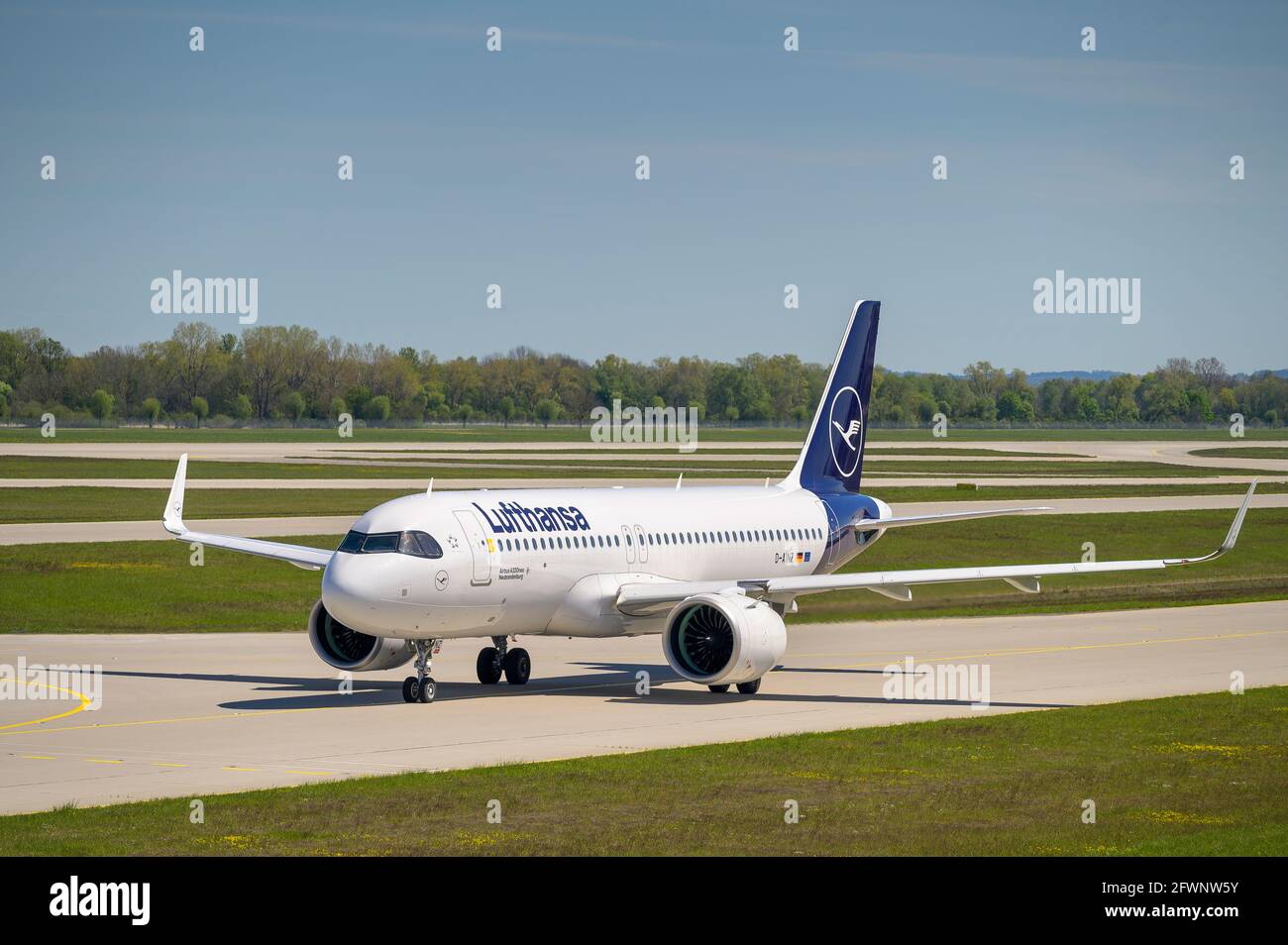 Airbus a320 neo cockpit hi-res stock photography and images - Alamy