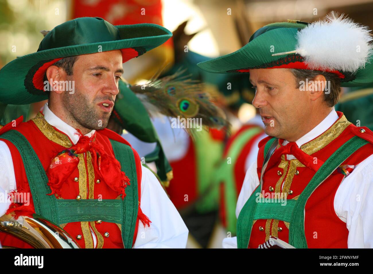 Männer im Gespräch und mit Tracht und Hut in Gröden beim Trachtenfest und  Trachtenumzug in den Dolomiten in Südtirol Italien Stock Photo - Alamy